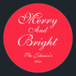 Adesivo Redondo Feliz E Letra Brilhante Nome Chic Red Christmas<br><div class="desc">Feliz E Letra Brilhante Nome Chic Red Christmas Classic Round Sticker. Clique em personalizar este modelo para personalizá-lo com o nome da família ou qualquer nome e o ano de forma rápida e fácil. O feliz e o Bright Script Name Chic Red Christmas Classic Round Sticker, faz parte da Coleção...</div>