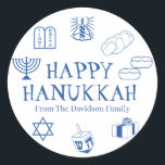 Adesivo Redondo Feliz favorito de presente de nome personalizado b<br><div class="desc">Feliz Hanukkah,  personalize o nome da família,  favoreça adesivos Feliz Hanukkah,  Feliz Chanukah,  Hanukkah Sameach!,  Chag Sameach!,  Chag Urim Sameach! Azul e branco</div>