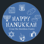 Adesivo Redondo Feliz favorito de presente de nome personalizado b<br><div class="desc">Feliz Hanukkah,  personalize o nome da família,  favoreça adesivos Feliz Hanukkah,  Feliz Chanukah,  Hanukkah Sameach!,  Chag Sameach!,  Chag Urim Sameach! Azul e branco</div>