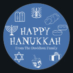 Adesivo Redondo Feliz favorito de presente de nome personalizado b<br><div class="desc">Feliz Hanukkah,  personalize o nome da família,  favoreça adesivos Feliz Hanukkah,  Feliz Chanukah,  Hanukkah Sameach!,  Chag Sameach!,  Chag Urim Sameach! Azul e branco</div>