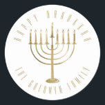 Adesivo Redondo Feliz Feriado de Hanukkah Menorah<br><div class="desc">Este adesivo apresenta uma menorah dourada. A mensagem acima diz "Happy Hanukkah". Abaixo da menorah está um lugar para seu nome familiar que você pode personalizar ou remover se quiser.</div>