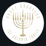 Adesivo Redondo Feliz Feriado de Hanukkah Menorah<br><div class="desc">Este adesivo apresenta uma menorah dourada. A mensagem acima diz "Happy Hanukkah". Abaixo da menorah está um lugar para seu nome familiar que você pode personalizar ou remover se quiser.</div>