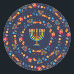 Adesivo Redondo Feliz Festa de Chanucá, bela decoração<br><div class="desc">Feliz Festa de Chanucá, Belo Decoro, Feriado Judeu, Clássico De Redondos. Antecedentes judaicos Holiday Hanukkah com símbolos tradicionais Chanukah - sonhos de madeira (rodando), rosquinhas, menorah de ouro, velas, estrela de David e padrão de papel de parede luminoso brilhante. Decoração de Eventos do Festival de Chanucá. Jerusalém, Israel. Artesanatos e...</div>
