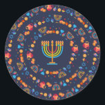 Adesivo Redondo Feliz Festa de Chanucá, bela decoração<br><div class="desc">Feliz Festa de Chanucá, Belo Decoro, Feriado Judeu, Clássico De Redondos. Antecedentes judaicos Holiday Hanukkah com símbolos tradicionais Chanukah - sonhos de madeira (rodando), rosquinhas, menorah de ouro, velas, estrela de David e padrão de papel de parede luminoso brilhante. Decoração de Eventos do Festival de Chanucá. Jerusalém, Israel. Artesanatos e...</div>