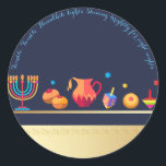 Adesivo Redondo Feliz Festa de Chanucá, bela decoração<br><div class="desc">Feliz Festa de Chanucá, Belo Decoro, Feriado Judeu, Clássico De Redondos. Antecedentes judaicos Holiday Hanukkah com símbolos tradicionais Chanukah - sonhos de madeira (rodando), rosquinhas, menorah de ouro, velas, estrela de David e padrão de papel de parede luminoso brilhante. Decoração de Eventos do Festival de Chanucá. Jerusalém, Israel. Artesanatos e...</div>