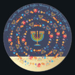 Adesivo Redondo Feliz Festa de Chanucá, bela decoração<br><div class="desc">Feliz Festa de Chanucá, Belo Decoro, Feriado Judeu, Clássico De Redondos. Antecedentes judaicos Holiday Hanukkah com símbolos tradicionais Chanukah - sonhos de madeira (rodando), rosquinhas, menorah de ouro, velas, estrela de David e padrão de papel de parede luminoso brilhante. Decoração de Eventos do Festival de Chanucá. Jerusalém, Israel. Artesanatos e...</div>