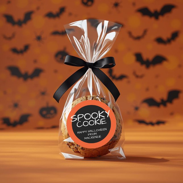 Adesivo Redondo Feliz Halloween Laranja Branca Biscoito (Happy Halloween Orange White Spooky Cookie Classic Round Sticker by Ricaso. Ideal for trick or treat)