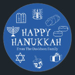 Adesivo Redondo Feliz Hanukkah, branco, texto personalizado bonito<br><div class="desc">Feliz Hanukkah,  personalize o nome da família em favor dos adesivos. Feliz Hanukkah,  Feliz Chanukah,  Hanukkah Sameach!,  Chag Sameach!,  Chag Urim Sameach! Azul e branco</div>