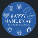 Adesivo Redondo Feliz Hanukkah, branco, texto personalizado bonito<br><div class="desc">Feliz Hanukkah,  personalize o nome da família em favor dos adesivos. Feliz Hanukkah,  Feliz Chanukah,  Hanukkah Sameach!,  Chag Sameach!,  Chag Urim Sameach! Azul e branco</div>