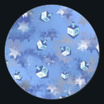 Adesivo Redondo Feliz Hanukkah Challing Stars and Dreidels<br><div class="desc">Você está vendo a coleção de Design Lee Hiller. Roupa,  Ofertas e Coleções Lee Hiller Fotografia ou Coleção de Arte Digital. Você pode ver sua fotografia da Nature em http://HikeOurPlanet.com/ e seguir seu blog de caminhada no Hot Primavera National Park.</div>