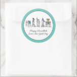 Adesivo Redondo Feliz Hanukkah da Nova Iorque NYC Chanukah<br><div class="desc">Design apresenta uma ilustração original de caneta e tinta de vários marcos Nova Iorque, incluindo a Estátua da Liberdade, o Washington Square Arch e a Ponte do Brooklyn, "vestida" para a temporada de festas. Ideal para celebrar Hanukkah e as férias judaicas. Este design NYC também está disponível em outros produtos....</div>