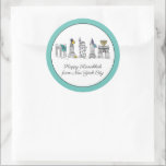 Adesivo Redondo Feliz Hanukkah da Nova Iorque NYC Chanukah<br><div class="desc">Design apresenta uma ilustração original de caneta e tinta de vários marcos Nova Iorque, incluindo a Estátua da Liberdade, o Washington Square Arch e a Ponte do Brooklyn, "vestida" para a temporada de festas. Ideal para celebrar Hanukkah e as férias judaicas. Este design NYC também está disponível em outros produtos....</div>