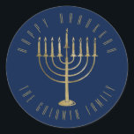 Adesivo Redondo Feliz Hanukkah: Feriado Dourado Azul de Menorah<br><div class="desc">Este adesivo apresenta uma menorah dourada sobre um fundo azul marinho. A mensagem acima diz "Happy Hanukkah". Abaixo da menorah está um lugar para seu nome familiar que você pode personalizar ou remover se quiser.</div>