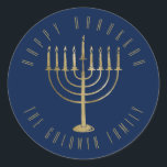 Adesivo Redondo Feliz Hanukkah: Feriado Dourado Azul de Menorah<br><div class="desc">Este adesivo apresenta uma menorah dourada sobre um fundo azul marinho. A mensagem acima diz "Happy Hanukkah". Abaixo da menorah está um lugar para seu nome familiar que você pode personalizar ou remover se quiser.</div>