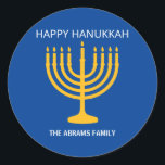 Adesivo Redondo Feliz Hanukkah Menorah<br><div class="desc">Pau clássico redondo feliz Hanukkah Menorah</div>