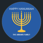 Adesivo Redondo Feliz Hanukkah Menorah<br><div class="desc">Pau clássico redondo feliz Hanukkah Menorah</div>
