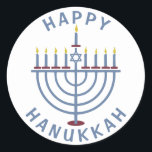 Adesivo Redondo Feliz Hanukkah Menorah<br><div class="desc">Estes adesivos bonito têm uma menorah e as palavras "Feliz Hanukkah". Consulte os convites de festas correspondentes aqui: https://www.zazzle.com/hanukkah_party_funny_whole_latke_fun_invitation-256781977102628379</div>