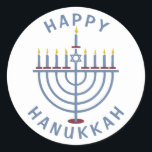 Adesivo Redondo Feliz Hanukkah Menorah<br><div class="desc">Estes adesivos bonito têm uma menorah e as palavras "Feliz Hanukkah". Consulte os convites de festas correspondentes aqui: https://www.zazzle.com/hanukkah_party_funny_whole_latke_fun_invitation-256781977102628379</div>