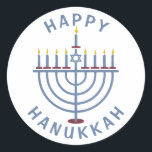 Adesivo Redondo Feliz Hanukkah Menorah<br><div class="desc">Estes adesivos bonito têm uma menorah e as palavras "Feliz Hanukkah". Consulte os convites de festas correspondentes aqui: https://www.zazzle.com/hanukkah_party_funny_whole_latke_fun_invitation-256781977102628379</div>