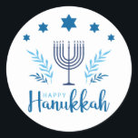 Adesivo Redondo Feliz Hanukkah Menorah Stars<br><div class="desc">Os adesivos Felizes do Chanucá são excelentes de usar em artigos de papelaria e presentes. Esses adesivos Felizes de Chanucá apresentam uma menorah de 7 ramos,  Chanukkiah,  com estrelas azuis,  ramos de oliveira e outros elementos em azul claro e escuro.</div>