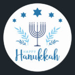 Adesivo Redondo Feliz Hanukkah Menorah Stars<br><div class="desc">Os adesivos Felizes do Chanucá são excelentes de usar em artigos de papelaria e presentes. Esses adesivos Felizes de Chanucá apresentam uma menorah de 7 ramos,  Chanukkiah,  com estrelas azuis,  ramos de oliveira e outros elementos em azul claro e escuro.</div>