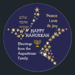 Adesivo Redondo FELIZ HANUKKAH Personalizada<br><div class="desc">Na moda azul e dourado personalizados adesivos HANUKKAH para desejar a sua família e amigos um Hanukkah feliz. A design mostra texto que diz HAPPY HANUKKAH em tipografia branca no centro, com PEACE, LOVE & JOY em tipografia dourada em um canto, e também escrito em HEBREW no outro canto. Isto...</div>