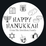 Adesivo Redondo Feliz Hanukkah, preta e branco, pelo presente<br><div class="desc">Feliz Hanukkah,  personalize o nome da família,  favoreça adesivos Feliz Hanukkah,  Feliz Chanukah,  Hanukkah Sameach!,  Chag Sameach!,  Chag Urim Sameach! Preto e Branco</div>