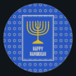 Adesivo Redondo FELIZ HANUKKAH Star David luz AZUL<br><div class="desc">Na moda festivo adesivos HANUKKAH com estrela prateada falsa de David como padrão de fundo. Parte da Coleção HANUKKAH de Designs Bereanos.</div>
