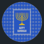 Adesivo Redondo FELIZ HANUKKAH Star David luz AZUL<br><div class="desc">Na moda festivo adesivos HANUKKAH com estrela prateada falsa de David como padrão de fundo. Parte da Coleção HANUKKAH de Designs Bereanos.</div>