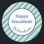Adesivo Redondo Feliz Hanukkah Stripes Blue Yellow Gift Tag<br><div class="desc">Essas etiquetas fabulosas de presentes pareceriam excelentes em todos os seus presentes de Hanukkah. Eles são tão modernos,  mas clássicos,  com suas listras azuis,  turquesas e amarelas. E são personalizáveis com o seu nome familiar.</div>