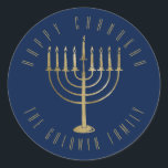 Adesivo Redondo Feliz Marinho Chanukah Dourado Feriado Menorah<br><div class="desc">Este adesivo apresenta uma menorah dourada sobre um fundo azul marinho. A mensagem acima diz "Happy Chanukah". Abaixo da menorah está um lugar para seu nome familiar que você pode personalizar ou remover se quiser.</div>