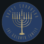 Adesivo Redondo Feliz Marinho Chanukah Dourado Feriado Menorah<br><div class="desc">Este adesivo apresenta uma menorah dourada sobre um fundo azul marinho. A mensagem acima diz "Happy Chanukah". Abaixo da menorah está um lugar para seu nome familiar que você pode personalizar ou remover se quiser.</div>