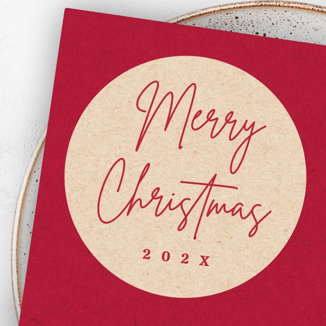 Adesivo Redondo Feliz Natal com o roteiro manuscrito vermelho Kraf (Merry Christmas handwritten script red Kraft look Classic Round Sticker)