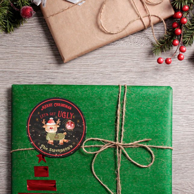 Adesivo Redondo Feliz Natal e Suéter Feio (Merry Christmas & Ugly Sweater Reindeer Classic Round Sticker)