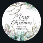Adesivo Redondo Feliz Natal Festivo Feriado de inverno Nome Floral<br><div class="desc">Feliz Natal Festas Festivas de inverno Etiquetas de nome e rótulos personalizados florais apresentam um texto na moda e elegante "Feliz Natal" em modernas letras negras de caligrafia tipografia com escrita caligráfica rodeada de um quadro de sotaques florais de inverno. Personalizado editando o texto nas caixas de texto fornecidas. Perfeito...</div>