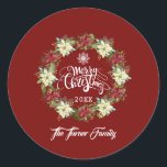 Adesivo Redondo Feliz Natal Poinsettia Wreath Monograma<br><div class="desc">Terra redonda de inverno elegante,  com belas flores brancas e vermelhas de poinsettia,  tipografia de Feliz Natal,  sobre fundo vermelho. Use a ferramenta Personalizar para adicionar suas informações. Para obter mais itens correspondentes,  visite minha coleção Charm Poinsettia Wreath.</div>