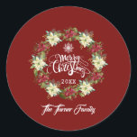 Adesivo Redondo Feliz Natal Poinsettia Wreath Monograma<br><div class="desc">Terra redonda de inverno elegante,  com belas flores brancas e vermelhas de poinsettia,  tipografia de Feliz Natal,  sobre fundo vermelho. Use a ferramenta Personalizar para adicionar suas informações. Para obter mais itens correspondentes,  visite minha coleção Charm Poinsettia Wreath.</div>