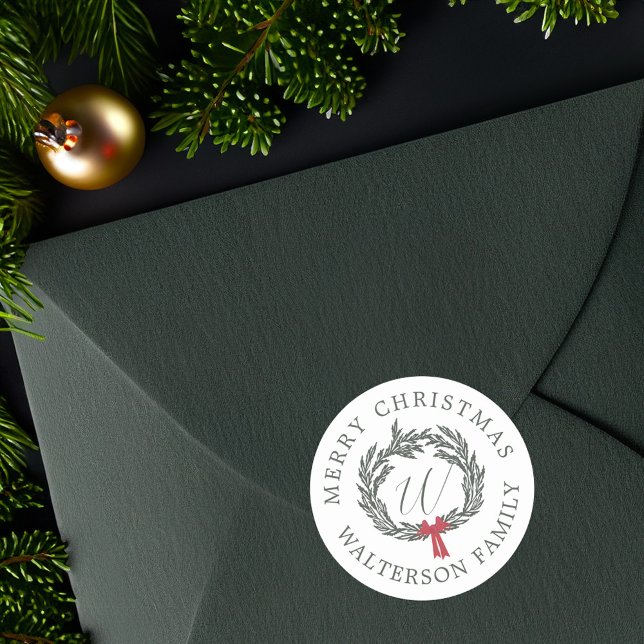 Adesivo Redondo Feliz Natal Winter Garland Wreath Monograma (Merry Christmas Winter Garland Wreath Monogram Classic Round Sticker)