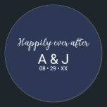 Adesivo Redondo Feliz Nunca Após Casamento Branco Azul Monograma<br><div class="desc">Personalize este elegante envelope de convite para casamento e adesivos de favoritos. Um design simples e minimalista que apresenta uma elegante tipografia branca de escrita "feliz para sempre", seguida de uma letra sans serif simples e moderna para as iniciais monogramas de recém-casados e data de casamento, sobre fundo azul sofisticado....</div>