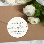 Adesivo Redondo Feliz Nunca Após Casamento De Creme<br><div class="desc">Um adesivo de creme leve para sua recepção de casamento, salve as datas, festas de noivado, chás e outras celebrações de casamento com "Feliz Para Sempre" em uma simples tipografia moderna e um roteiro de na moda com pestanas, seus primeiros nomes se juntaram por um coração e sua data de...</div>
