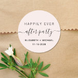 Adesivo Redondo Feliz Nunca Depois Da Recepção de casamento Rosa D<br><div class="desc">Um adesivo de rosa claro moderno para a sua recepção de casamento ou convites de festas postados,  favores e correspondência com "Feliz Festa Nunca Depois" em uma mistura de simples tipografia e roteiro com pestanas,  seus nomes e data.</div>