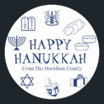 Adesivo Redondo Feliz presente de nome personalizado branco azul H<br><div class="desc">Feliz Hanukkah,  personalize o nome da família,  favoreça adesivos Feliz Hanukkah,  Feliz Chanukah,  Hanukkah Sameach!,  Chag Sameach!,  Chag Urim Sameach! Marinho azul e branco</div>