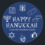 Adesivo Redondo Feliz presente de nome personalizado branco azul H<br><div class="desc">Feliz Hanukkah,  personalize o nome da família,  favoreça adesivos Feliz Hanukkah,  Feliz Chanukah,  Hanukkah Sameach!,  Chag Sameach!,  Chag Urim Sameach! Marinho azul e branco</div>