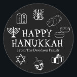 Adesivo Redondo Feliz presente de nome personalizado branco preto<br><div class="desc">Feliz Hanukkah,  personalize o nome da família,  favoreça adesivos Feliz Hanukkah,  Feliz Chanukah,  Hanukkah Sameach!,  Chag Sameach!,  Chag Urim Sameach! Preto e Branco</div>