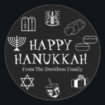 Adesivo Redondo Feliz presente de nome personalizado branco preto<br><div class="desc">Feliz Hanukkah,  personalize o nome da família,  favoreça adesivos Feliz Hanukkah,  Feliz Chanukah,  Hanukkah Sameach!,  Chag Sameach!,  Chag Urim Sameach! Preto e Branco</div>