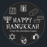 Adesivo Redondo Feliz presente de nome personalizado branco preto<br><div class="desc">Feliz Hanukkah,  personalize o nome da família,  favoreça adesivos Feliz Hanukkah,  Feliz Chanukah,  Hanukkah Sameach!,  Chag Sameach!,  Chag Urim Sameach! Preto e Branco</div>