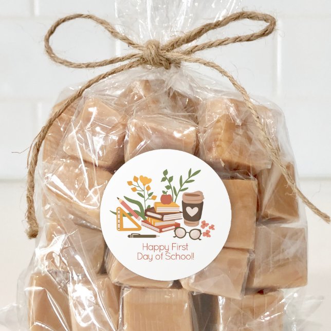 Adesivo Redondo Feliz Primeiro Dia de Aula (Use this sticker on bags or envelopes for a cute back to school treat.)