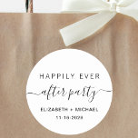 Adesivo Redondo Feliz Recepção de casamento De Festas<br><div class="desc">Um adesivo moderno para a sua recepção de casamento ou convites de festas postes,  favores e correspondência com "Feliz Festa Nunca Depois" em uma mistura de simples tipografia e roteiro com balsas,  seus primeiros nomes e data.</div>