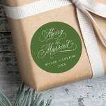 Adesivo Redondo Feliz Verde Florestal e Natal de Newly Weds<br><div class="desc">Escrito elegante e romântico de caligrafia suave "Feliz e casado" com seus nomes e ano. Para uma personalização mais avançada deste design,  clique no BOTÃO FERRAMENTA DESIGN AZUL acima!</div>