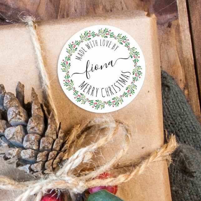 Adesivo Redondo Fera de Natal Feita Com Amor Seu Nome (Christmas Greenery Wreath Made With Love Your Name Classic Round Sticker)